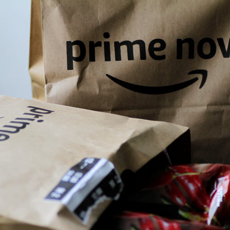 Tüten mit dem Amazon Prime Logo sind zu sehen: Mit seinem Streaming-Angebot ist Amazon Prime offenbar sehr erfolgreich.
