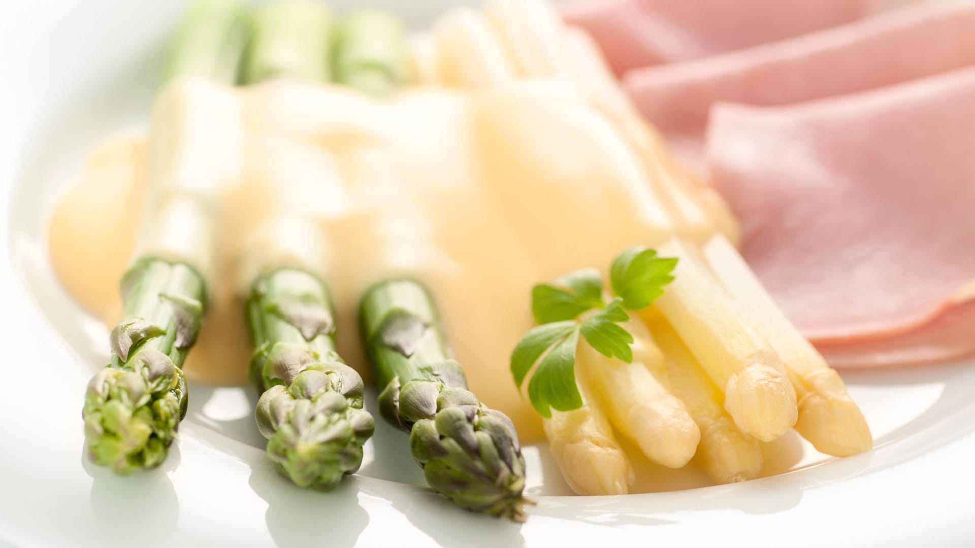 Weißer und grüner Spargel: Das Gemüse ist in wenigen Schritten zubereitet.