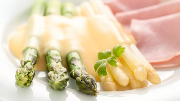 Weißer und grüner Spargel: Das Gemüse ist in wenigen Schritten zubereitet.