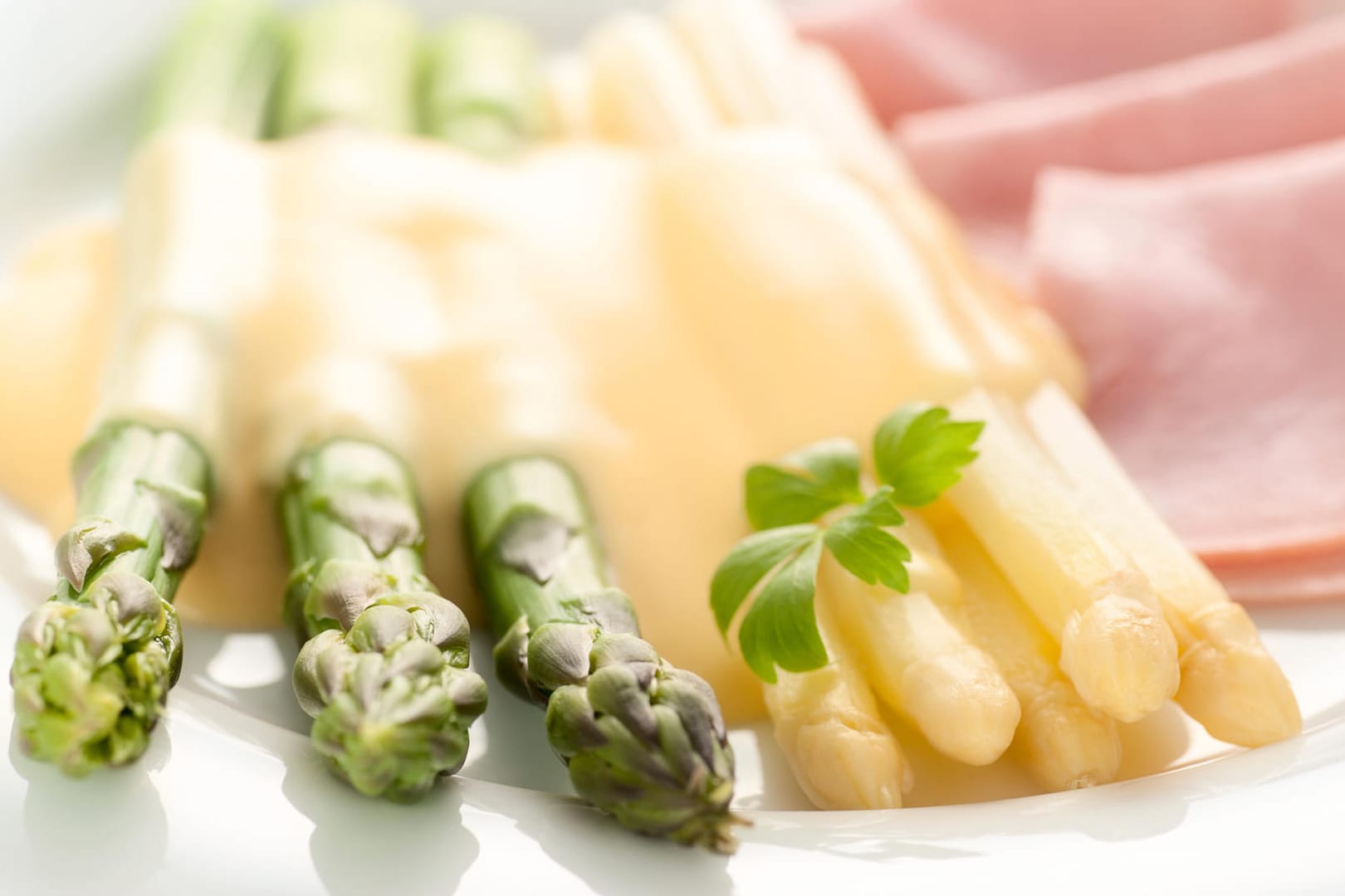 Weißer und grüner Spargel: Das Gemüse ist in wenigen Schritten zubereitet.