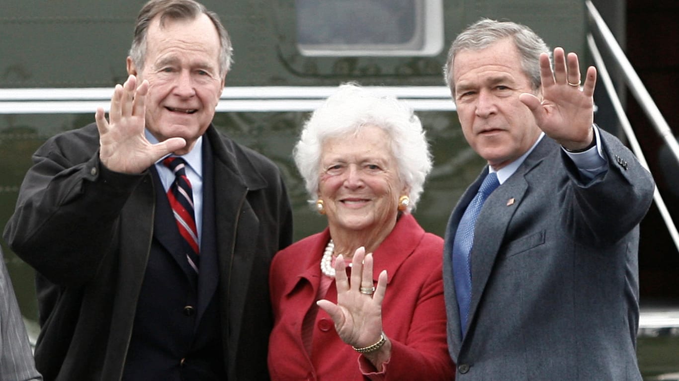 Barbara Bush mit Ehemann George H. W. und Sohn George W. im Jahr 2007