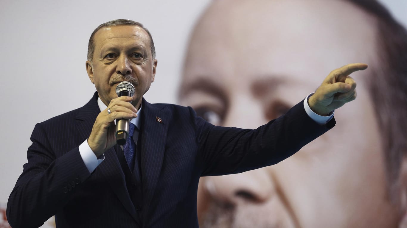 Recep Tayyip Erdogan (AKP).