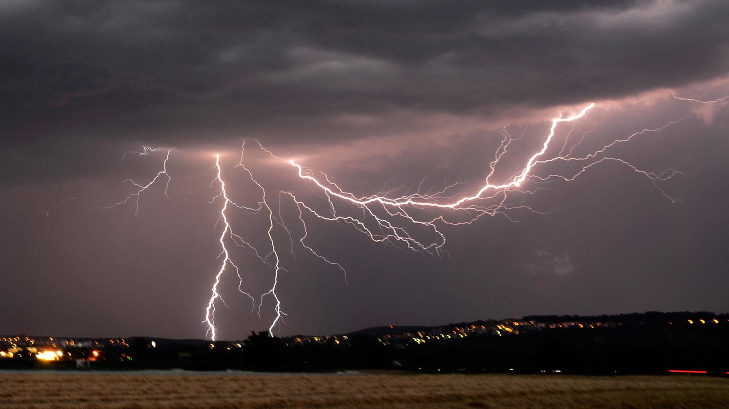 Gewitter: Am Vatertag kann es vor allem im Osten zu Unwettern kommen. Gewitter: Am Vatertag kann es vor allem im Osten zu Unwettern kommen.