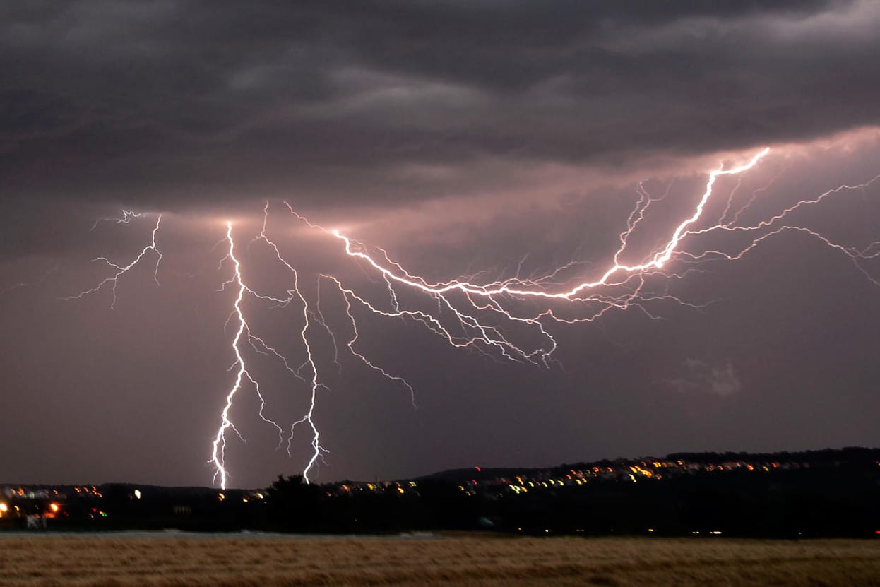 Gewitter: Am Vatertag kann es vor allem im Osten zu Unwettern kommen.