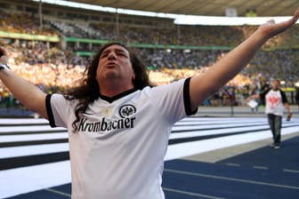 Wieder vor der Eintracht-Kurve: Tankard-Sänger Andreas "Gerre" Geremia beim Finale 2017.