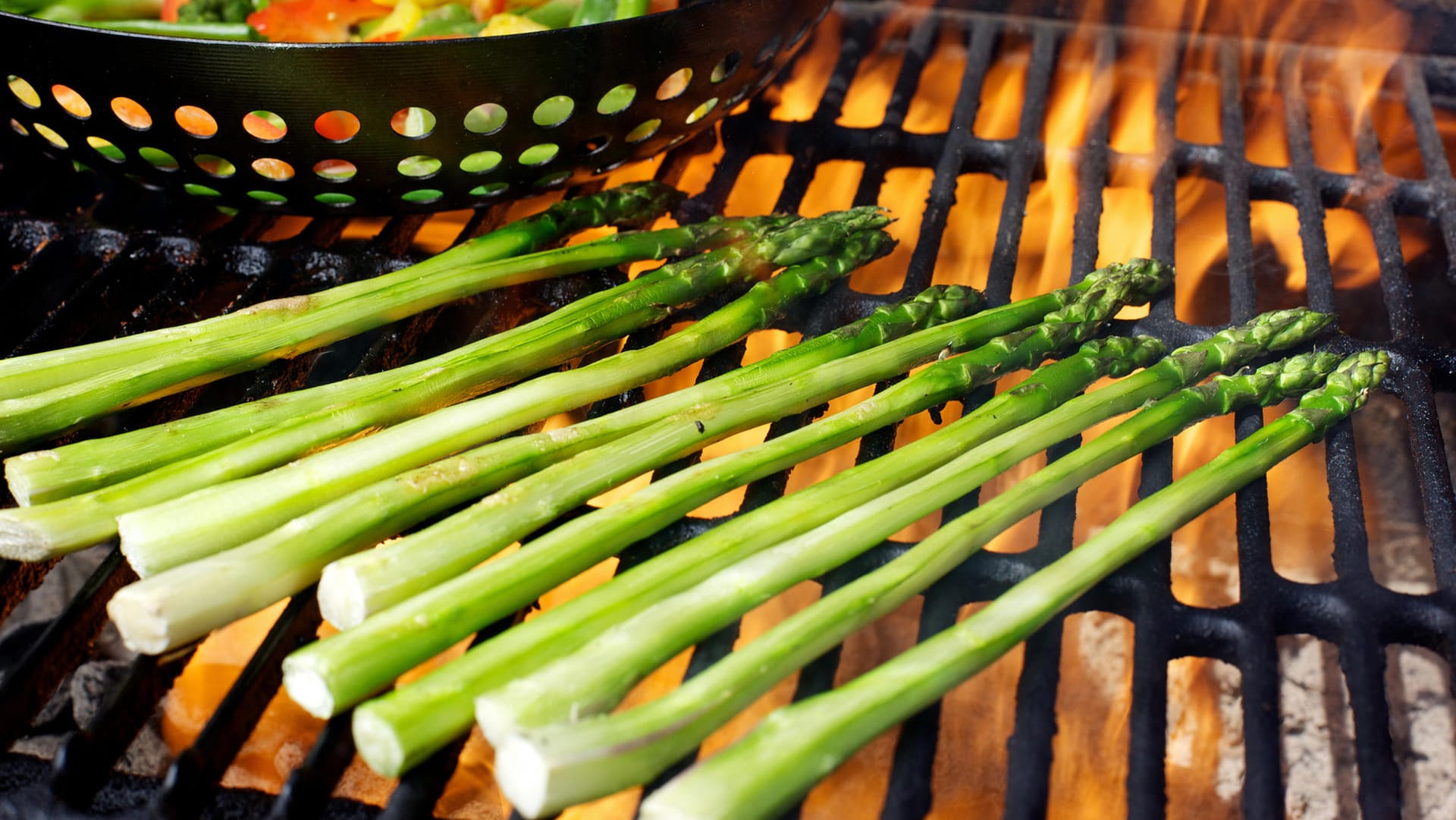 Spargel auf dem Grill: Die Stangen schmecken gut mit etwas Öl, Salz und Pfeffer.