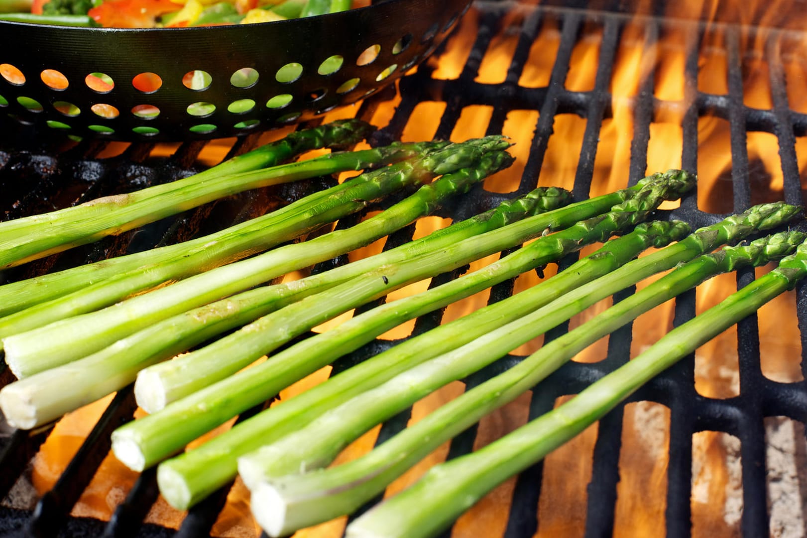 Spargel auf dem Grill: Die Stangen schmecken gut mit etwas Öl, Salz und Pfeffer.