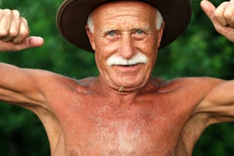 Älterer Mann im Garten: Das Gelände sollte schwer einsehbar sein, damit sich niemand durch das textilfreie Sonnen gestört fühlt. (Symbolbild)