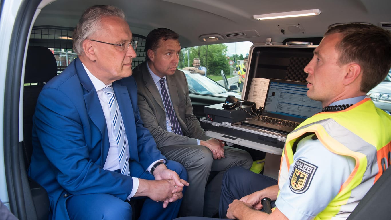 Joachim Herrmann (CSU), Innenminister von Bayern, und Stephan Mayer (CSU), Staatssekretär im Bundesinnenministerium, an einem Grenzübergang in Bayern: Im vergangenen Jahr konnte die Polizei rund 2.000 Verdächtige durch Kontrollen schnappen.