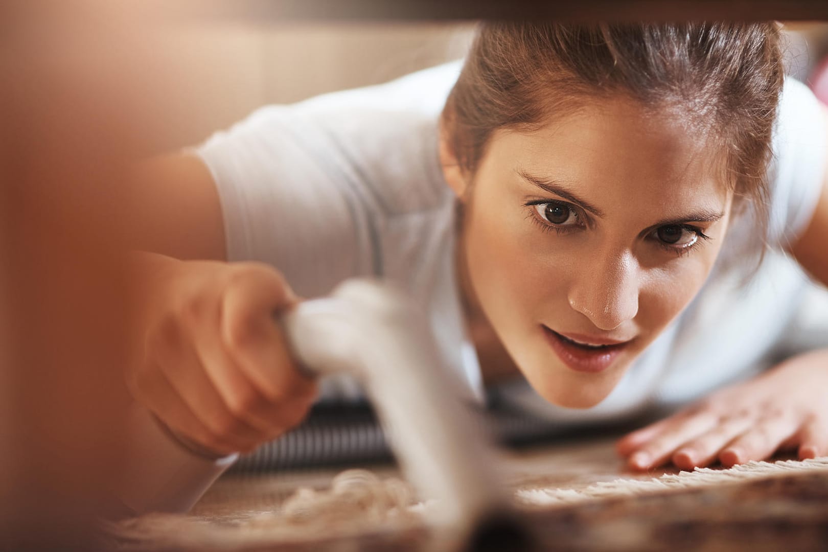 Ein Frau beim Staubsaugen: Überleben eingesaugte Spinnen im Staubsauger?