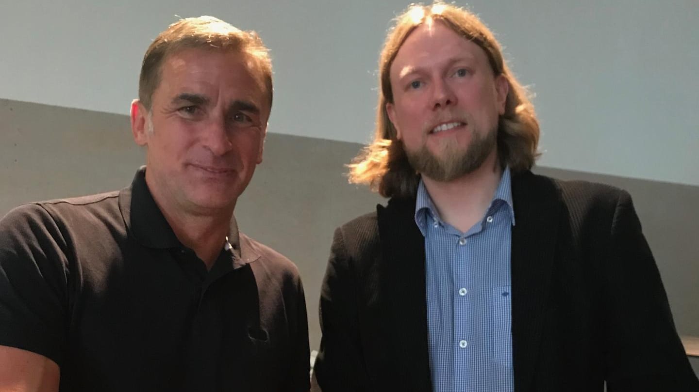 t-online.de-Redakteur Alexander Kohne (r.) traf Stefan Kuntz nach einer Podiumsdiskussion in Baiersbronn-Tonbach im Schwarzwald.