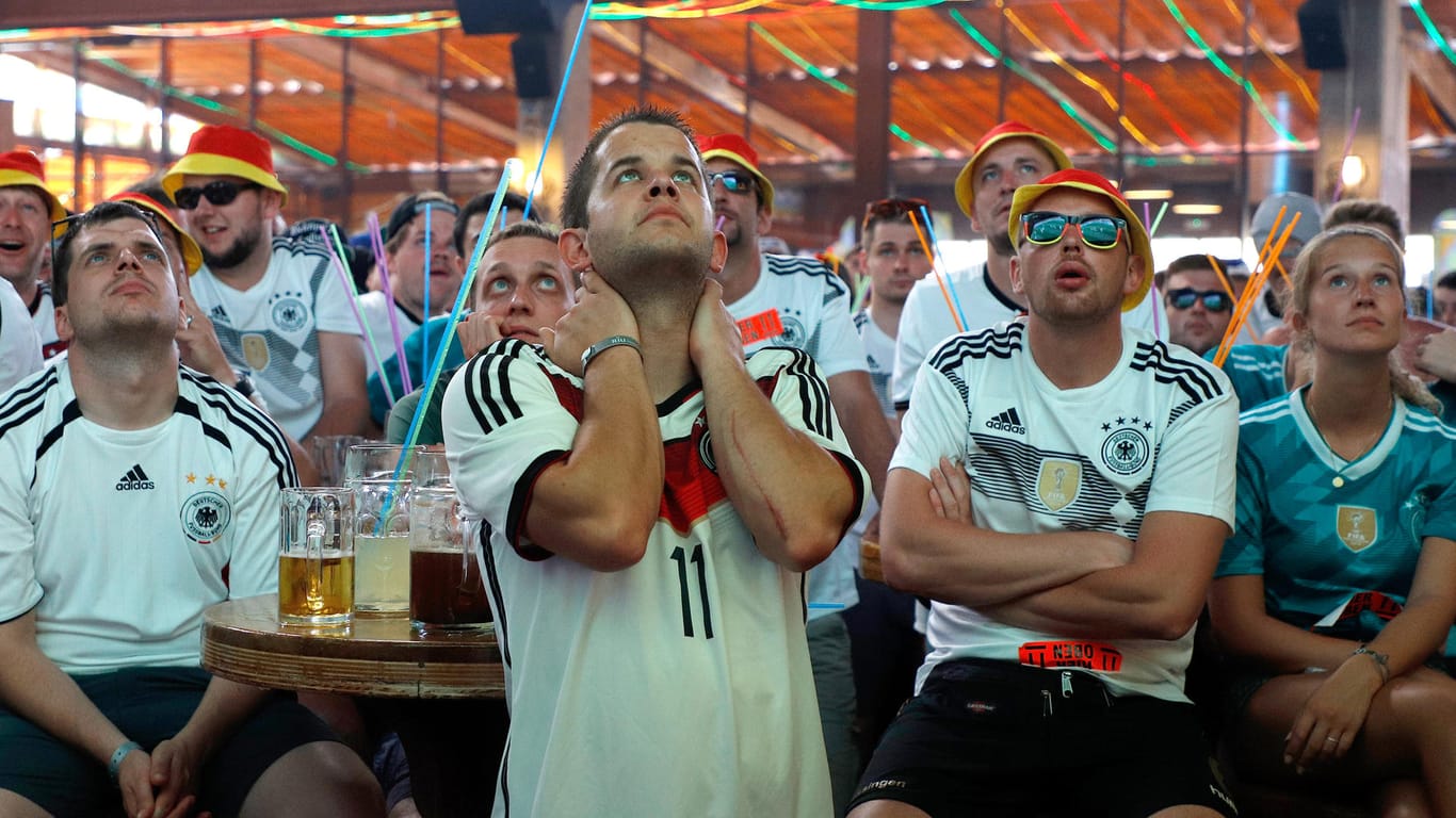 Public Viewing in Mallorca: Deutsche Fans verfolgen bei einem Public Viewing das Spiel der Fußball-Weltmeisterschaft zwischen Deutschland und Mexiko.