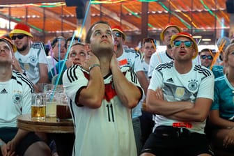 Public Viewing in Mallorca: Deutsche Fans verfolgen bei einem Public Viewing das Spiel der Fußball-Weltmeisterschaft zwischen Deutschland und Mexiko.
