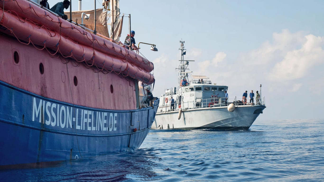 Schiffe von "Lifeline" (li.) und libyscher Küstenwache: Italien verwehrt deutschen Seenotrettern die Einfahrt in seine Häfen.