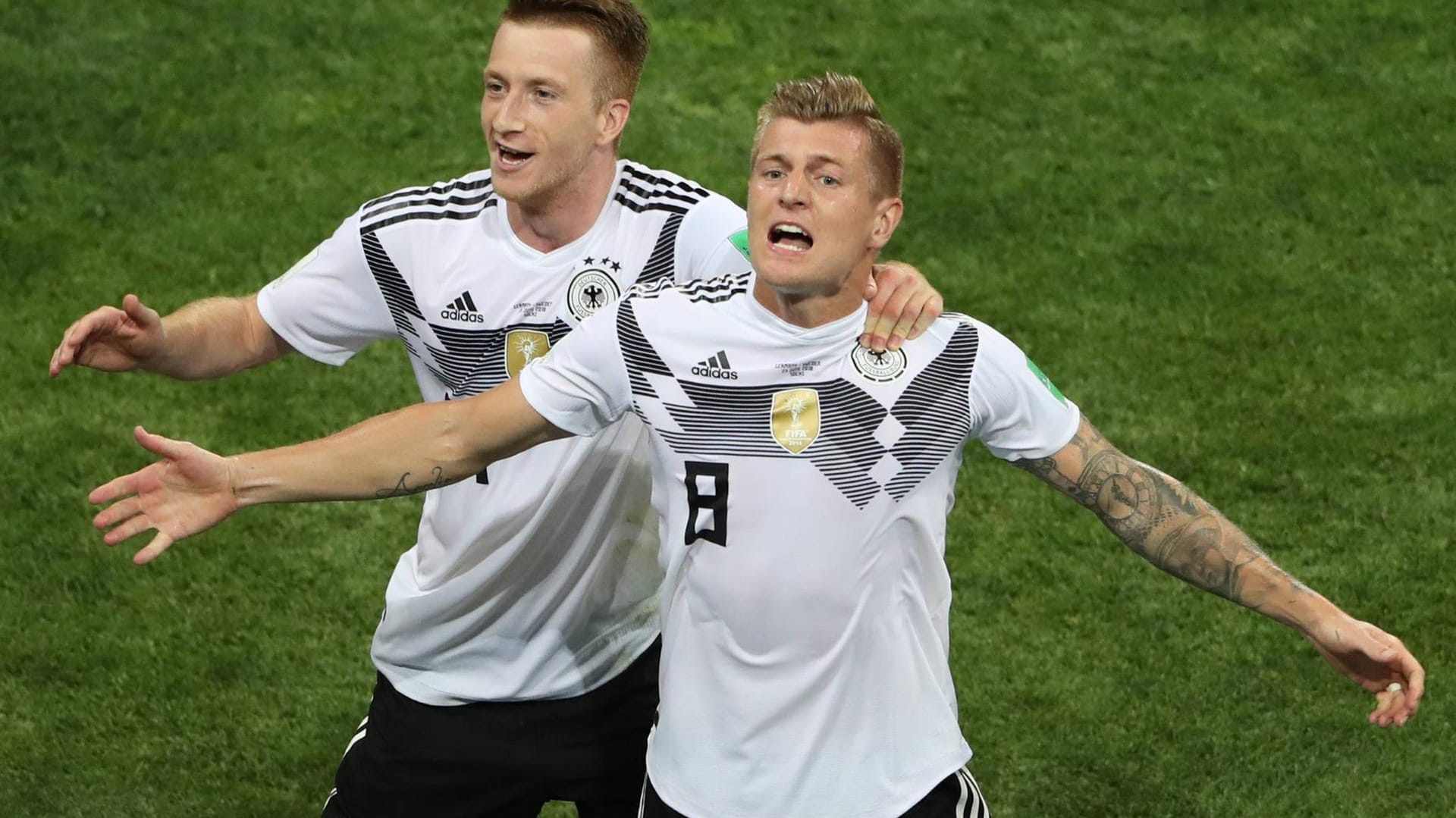 Ausgelassen: Toni Kroos (vo.) feiert mit Marco Reus seinen Treffer zum 2:1 gegen Schweden.