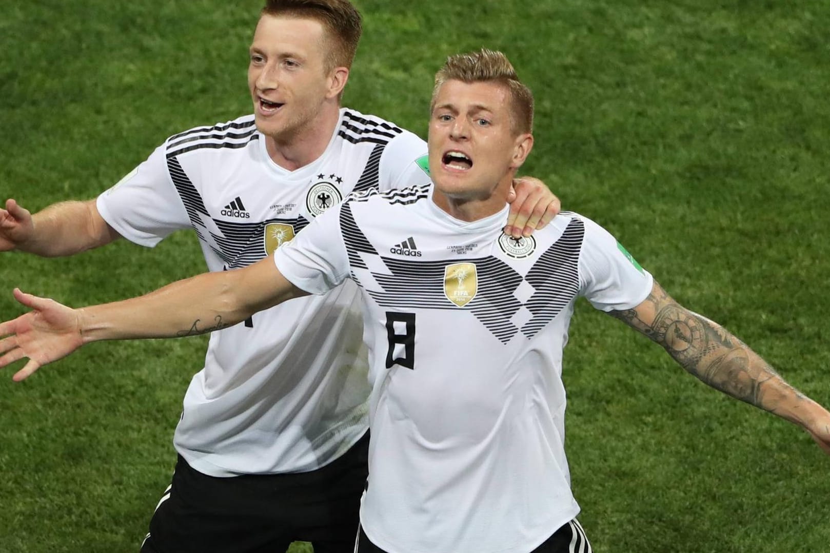 Ausgelassen: Toni Kroos (vo.) feiert mit Marco Reus seinen Treffer zum 2:1 gegen Schweden.