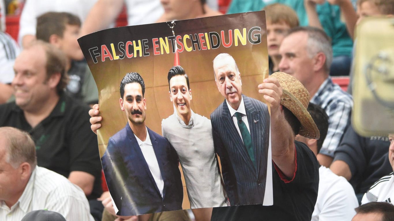 Beim Testspiel Deutschland gegen Saudi Arabien: Die Fans haben eine eindeutige Meinung zu den Fotos von Özil und Gündogan mit dem türkischen Ministerpräsidenten Erdogan.