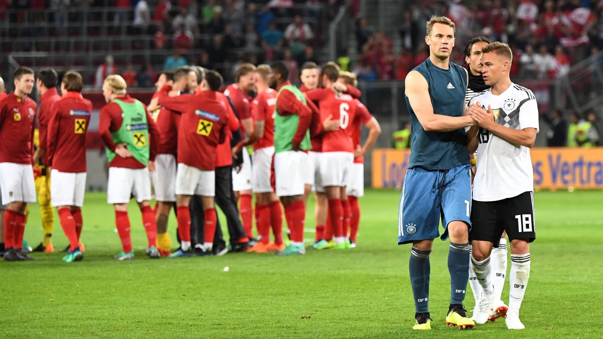 Bittere Niederlage, die nicht ernst genommen wurde: Die Österreicher jubeln im Hintergund nach dem dem 2:1-Sieg im Testspiel gegen Deutschland.