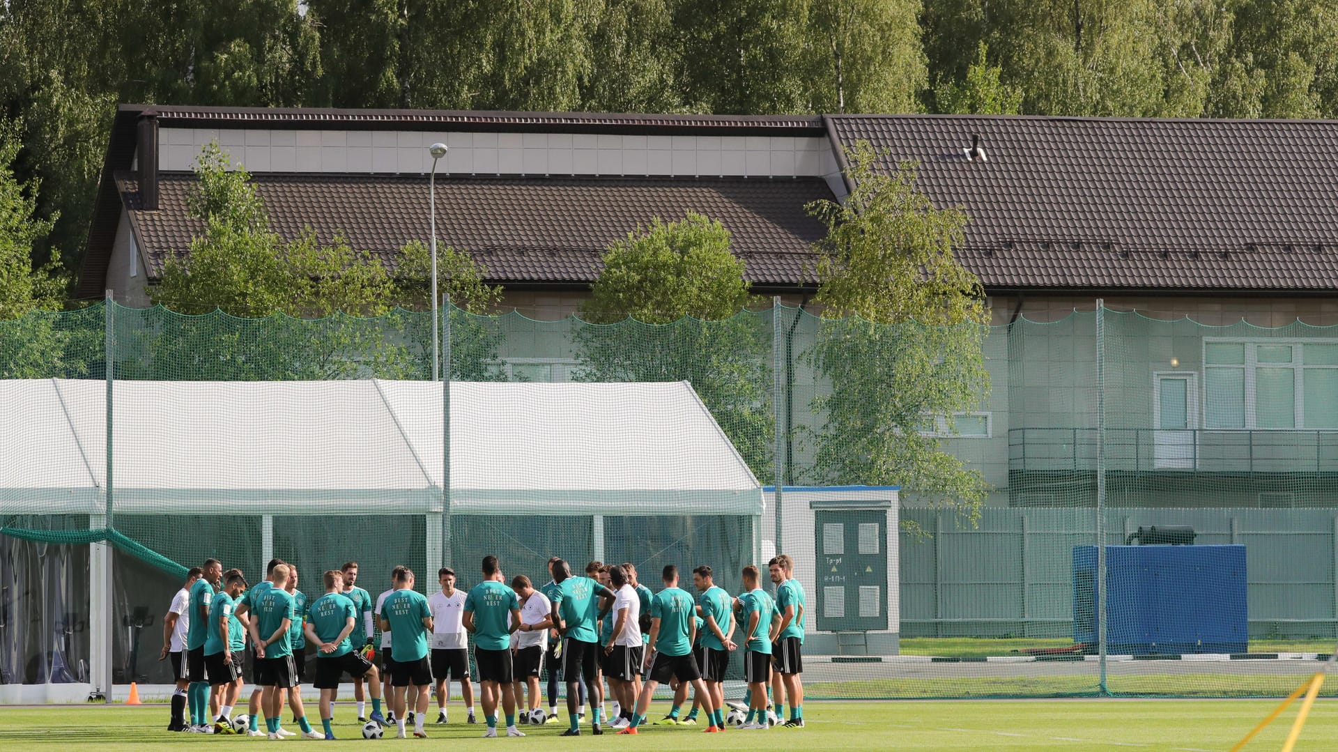 Die Nationalmannschaft beim Training im Teamquartier in Watutinki: Schnell machte das Wort von der "Kaserne" die Runde.