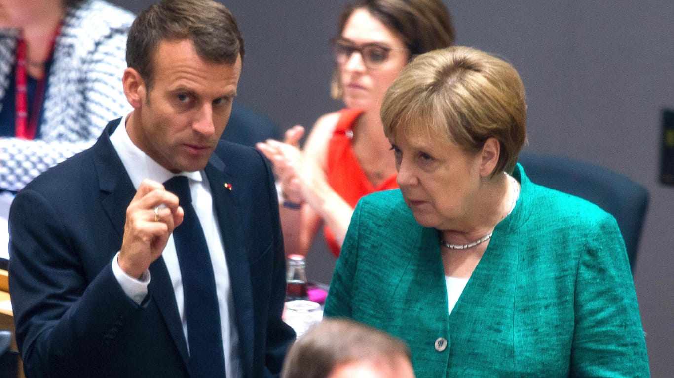 Merkel im Gespräch mit Macron: Die Kanzlerin kämpft beim EU-Gipfel um Rückführungsabkommen und um ihr Amt.