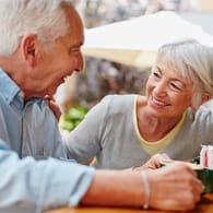 Ruhestand: Unter bestimmten Voraussetzungen können Rentner mit 63 Jahren in Rente gehen – ohne Abschläge auf die Renten in Kauf nehmen zu müssen.