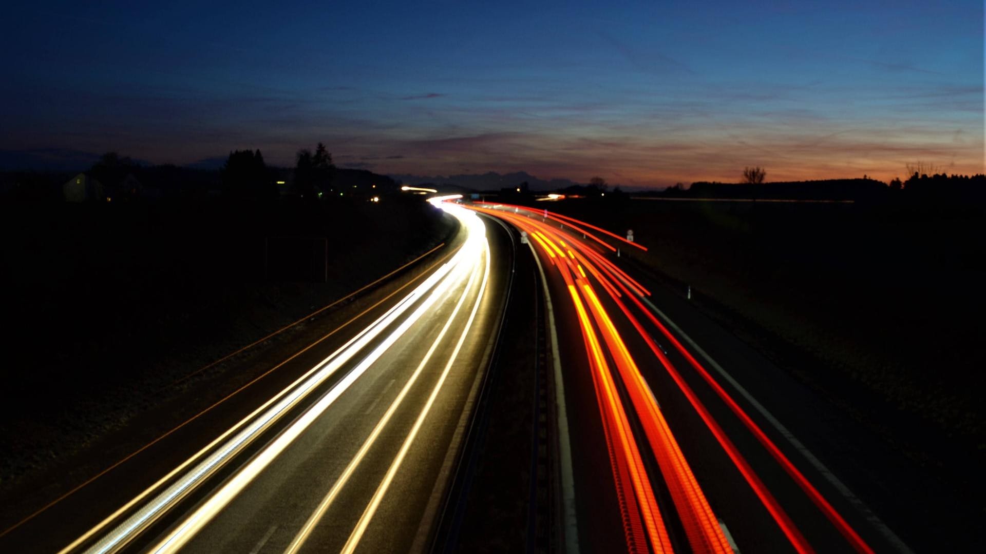 Sonnenuntergang an der Autobahn im Allgäu Deutschland.