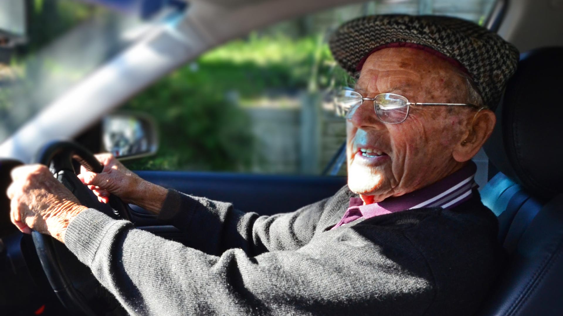 Senior mit Hut im Auto