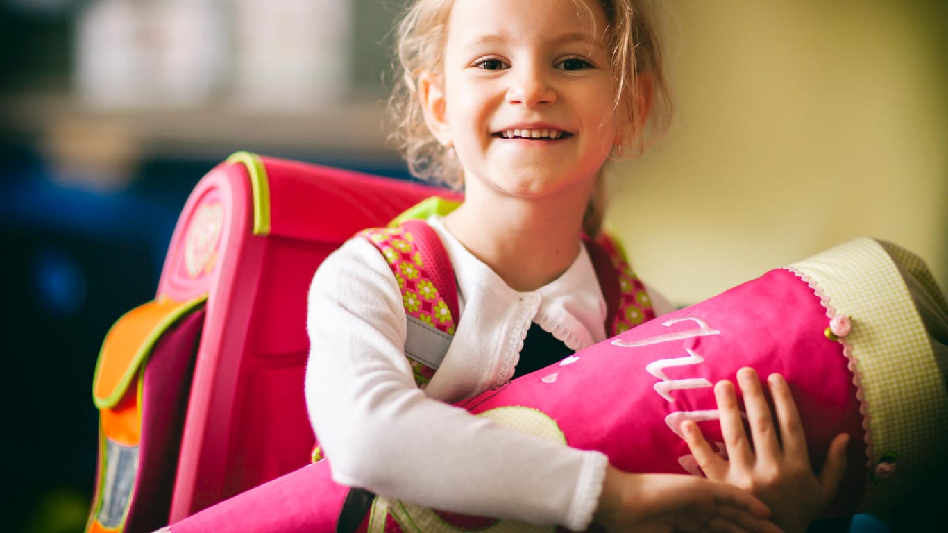 Erstklässlerin mit Schultüte: Der große Tag der Einschulung macht Kinder stolz.