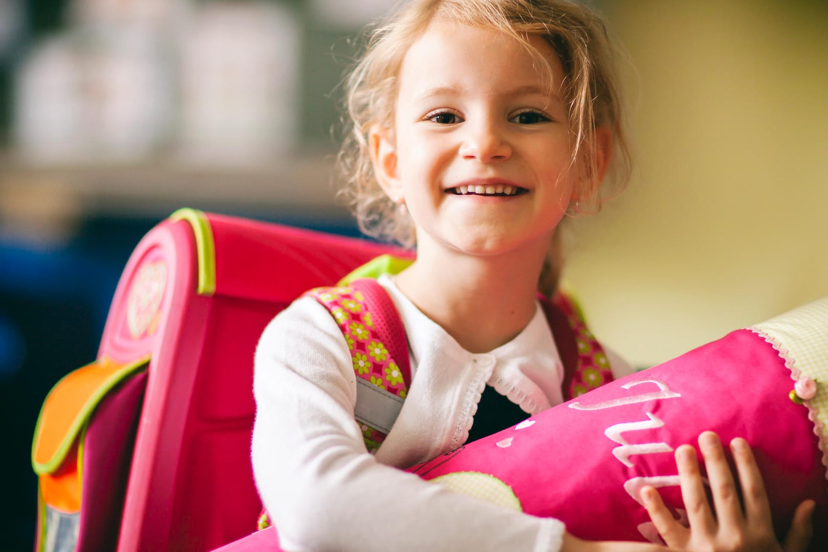 Erstklässlerin mit Schultüte: Der große Tag der Einschulung macht Kinder stolz.