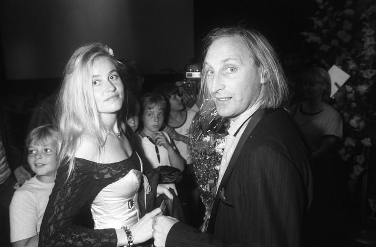 Juli 1985: Otto Waalkes mit seiner damaligen Freundin Manuela bei der Premiere von "Otto - Der Film" in Emden. Von 1987 bis 1999 waren sie verheiratet. Aus der Ehe ging der Sohn Benjamin Karl Otto Gregory vorher.