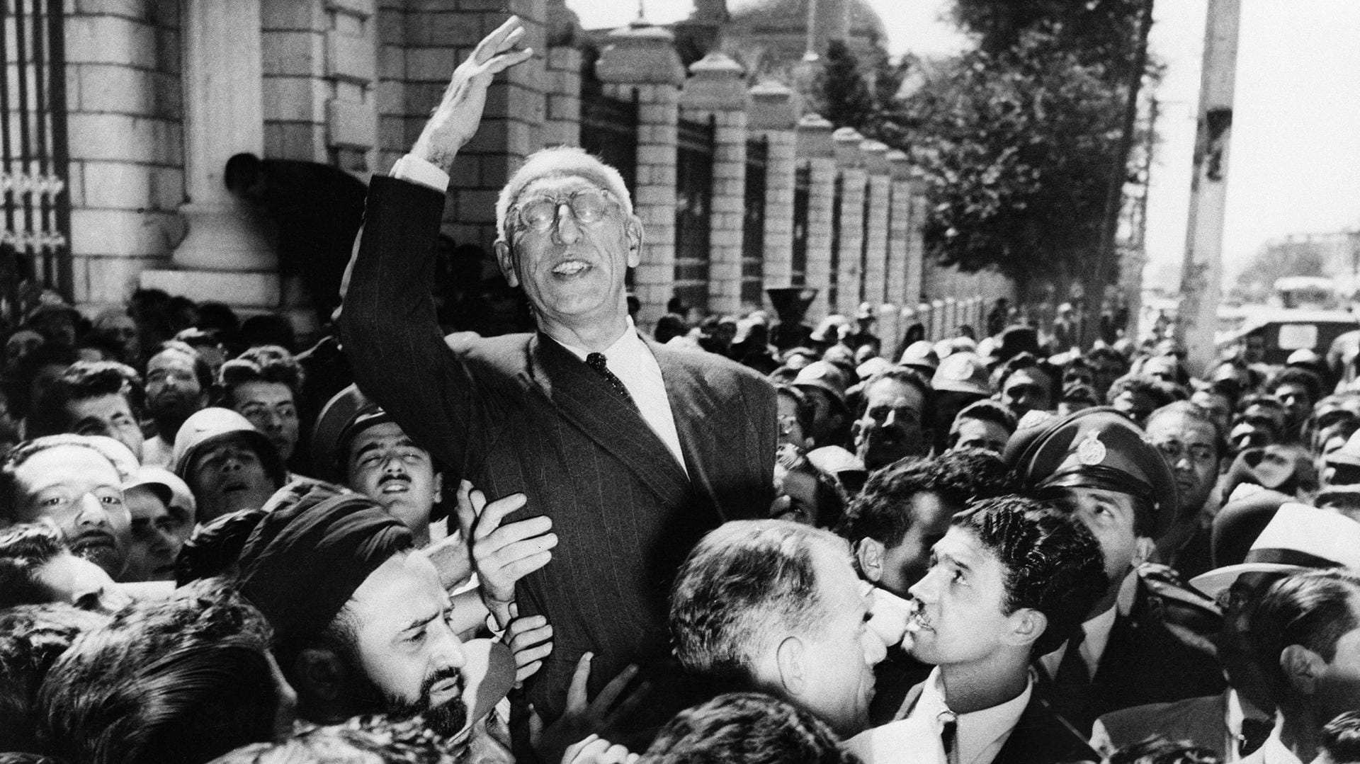 Mohammed Mossadegh mit Anhängern: Der Premierminister verstaatlichte die britische Anglo-Iranian Oil Compay.