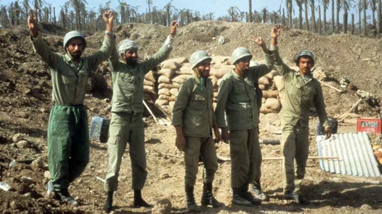 Jubelnde iranische Soldaten: Während des achtjährigen Iran-Irak-Kriegs starben auf beiden Seiten Hunderttausende Menschen.