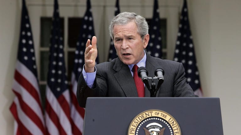 George W. Bush: Nach den Anschlägen des 11. September 2001 erklärte der US-Präsident den Iran zum Teil der "Achse des Bösen".