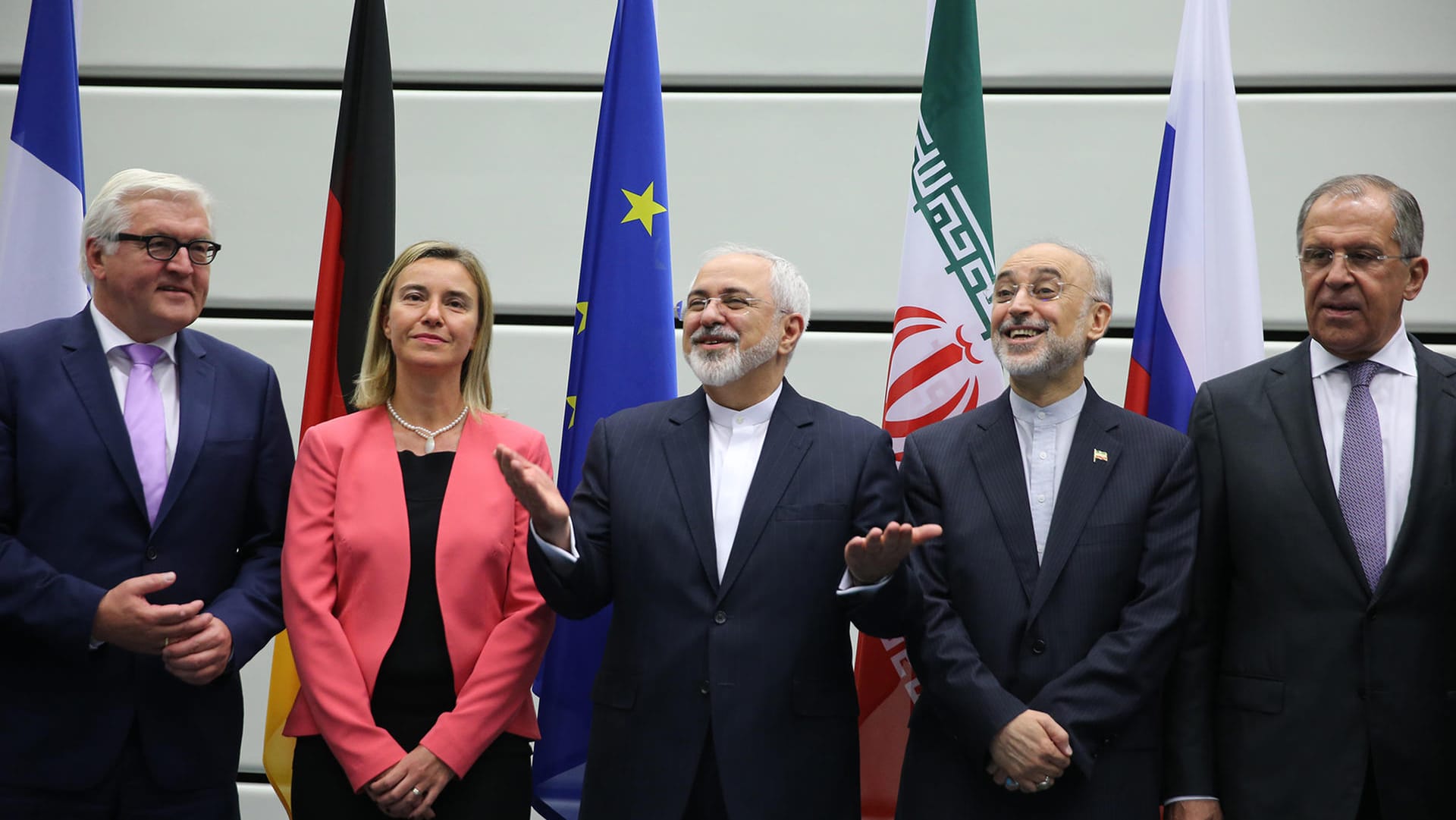 Die Freude war groß: (v.l.n.r.) Der damalige deutsche Außenminister Frank-Walter Steinmeier, die EU-Außenbeauftragte Federica Mogherini, Irans Außenminister Mohammed Dschawad Sarif, der Leiter der iranischen Atomenergiebehörde, Ali Akbar Salehi, und Russlands Außenminister Sergej Lawrow nach dem Abschluss des Atomabkommens in Wien.