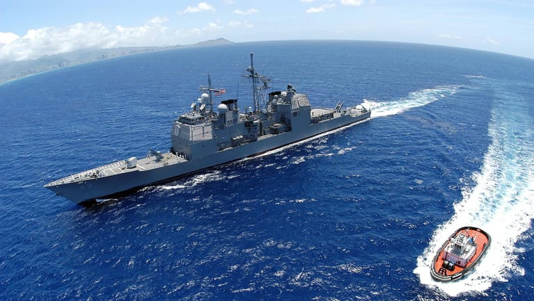 Die "USS Vincennes" 2005 bei Pearl Harbor: Das Schiff befindet sich auf seiner letzten Fahrt, ehe es außer Betrieb genommen wird.