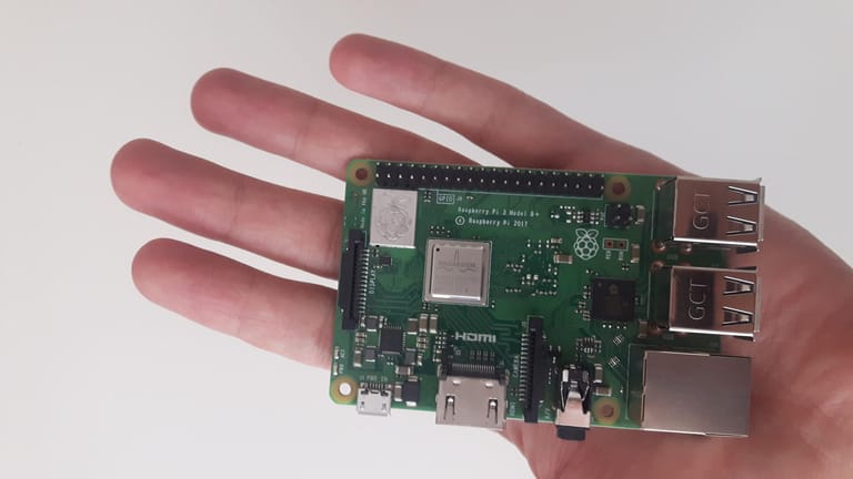 Raspberry Pi: Der Einplatinencomputer passt in die Handfläche.