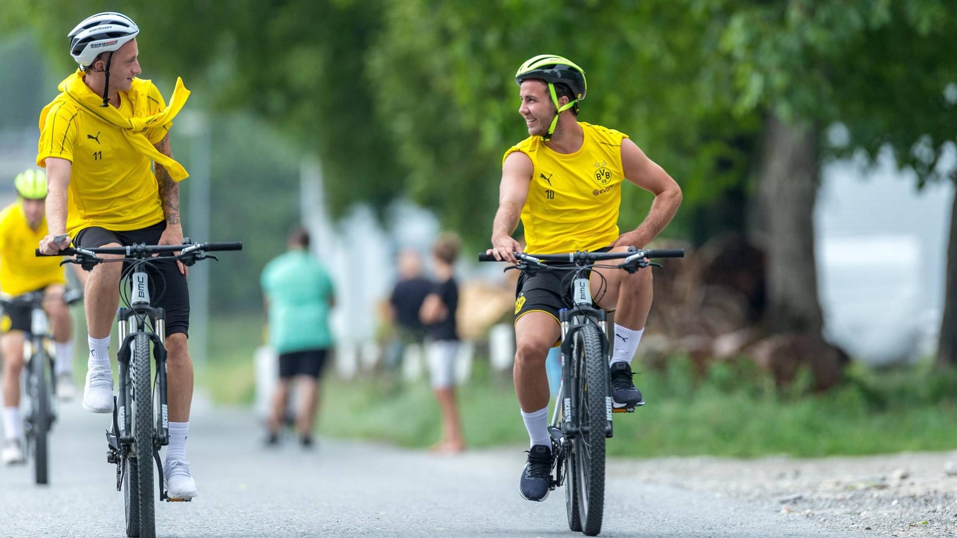 Marco Reus und Mario Götze auf dem Weg zum BVB-Training in Bad Ragaz: Die beiden befreundeten Offensivspieler sollen gemeinsam Leistungsträger sein.