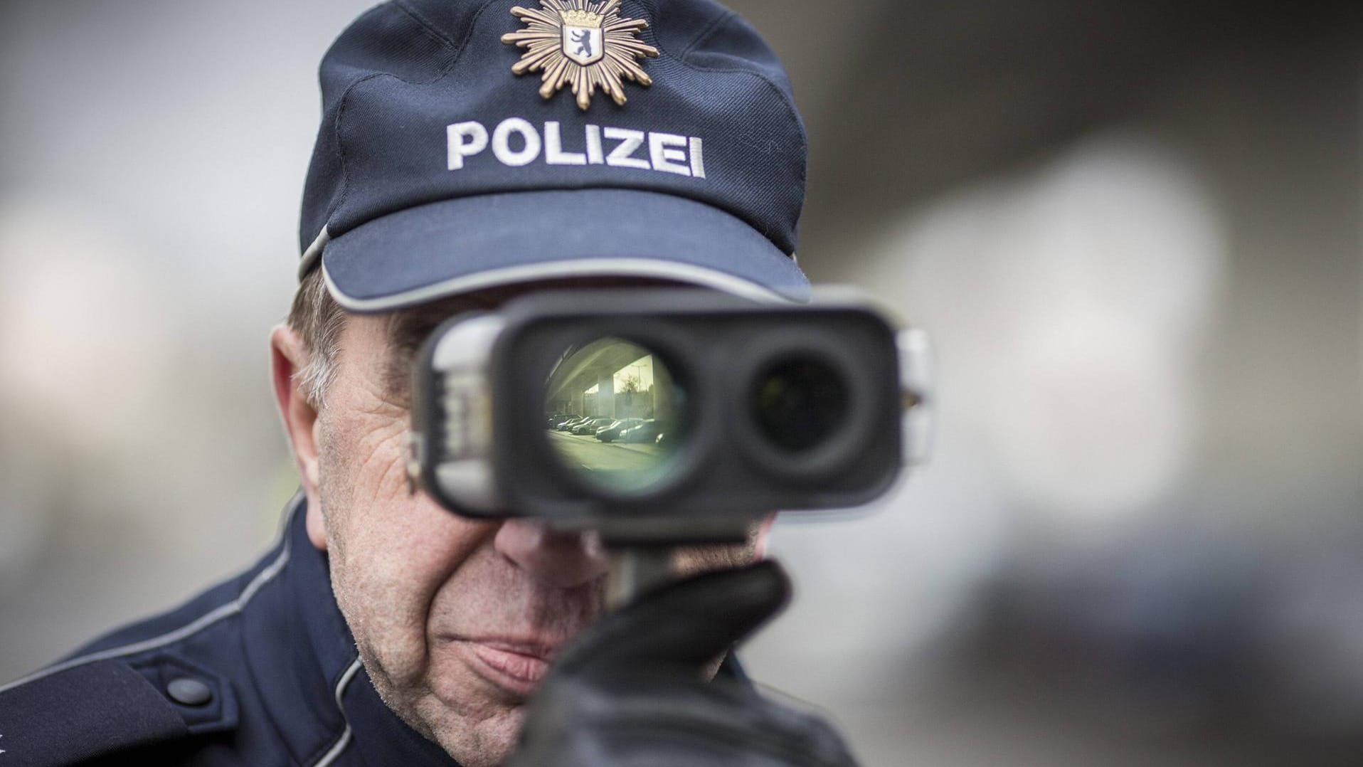Verkehrskontrolle: Wer zu schnell fuhr, muss unter Umständen sogar mit einem Fahrverbot rechnen.