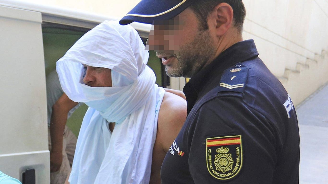 Jan Ullrich wird von der spanischen Polizei abgeführt: Er soll auf dem Grundstück von Nachbar Til Schweiger randaliert haben.