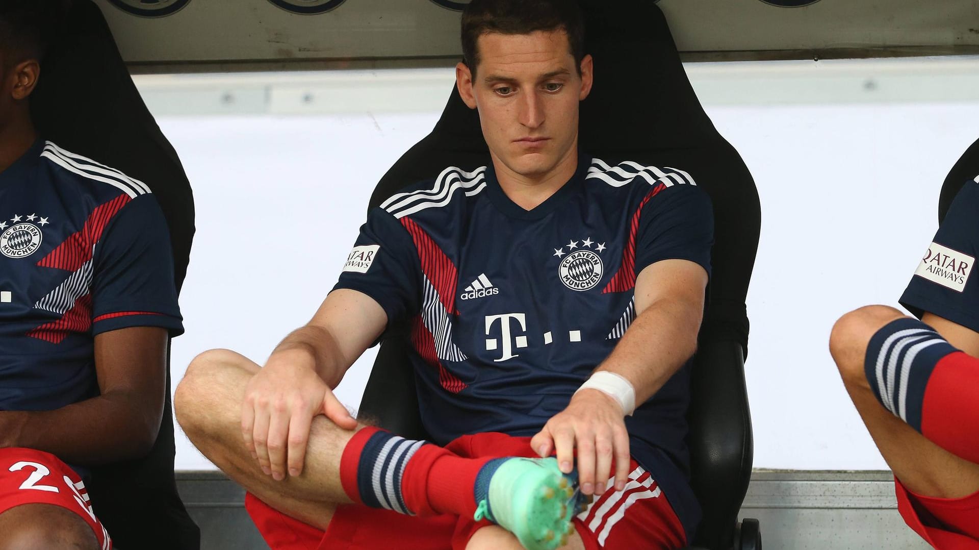 Sebastian Rudy beim Supercup gegen Eintracht Frankfurt auf der Bayern-Bank.