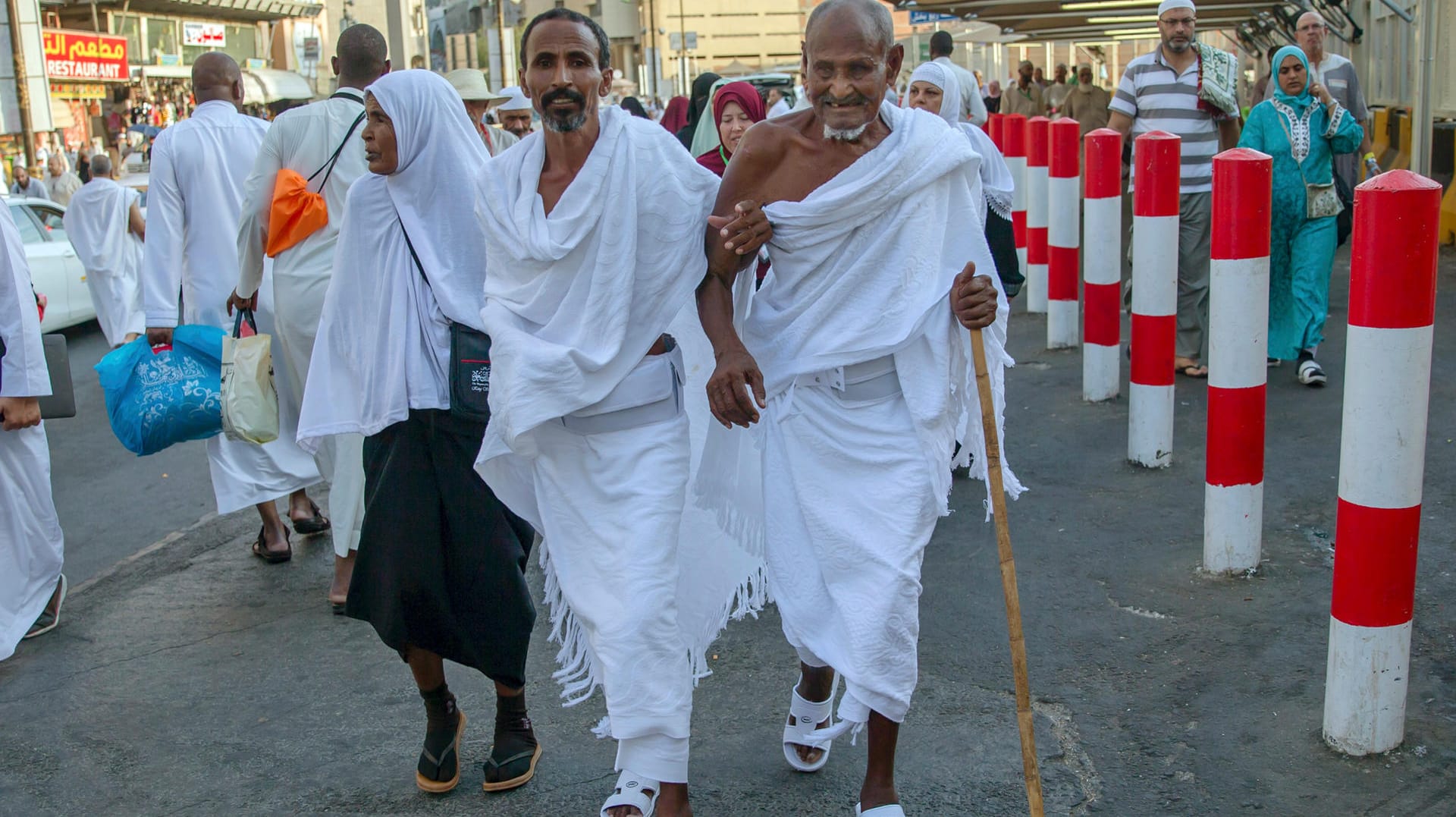 Männer und Frauen in traditionellen Gewändern in Mekka: Muslimische Pilger machen sich auf den Weg, um vor dem Hadsch in der großen Moschee zu beten.