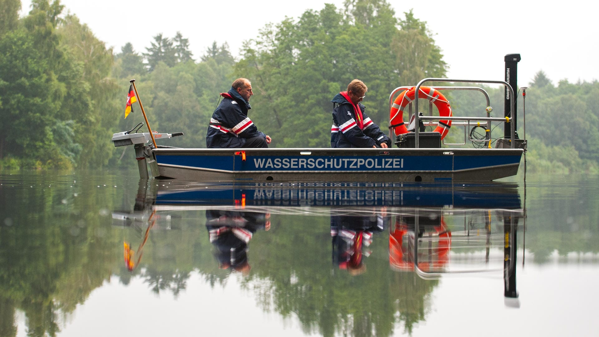 August 2015: Einsatzkräfte der Polizei suchen in einem Teich bei Holm-Seppensen nach Sylvia Schulze und ihrer Tochter. August 2015: Einsatzkräfte der Polizei suchen in einem Teich bei Holm-Seppensen nach Sylvia Schulze und ihrer Tochter.