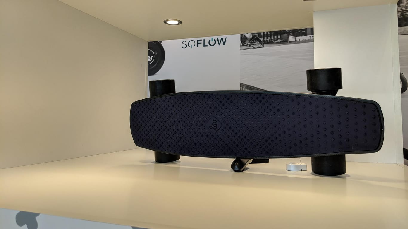 Das elektrische Skateboard Louboard von SoFlow lässt sich mit einer Fernbedienung fahren.