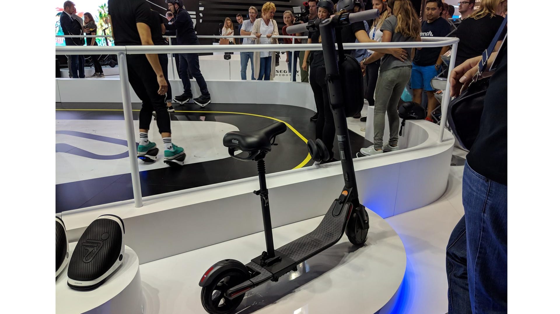 Den Roller von Segway gibt es auch mit installiertem Sitz.