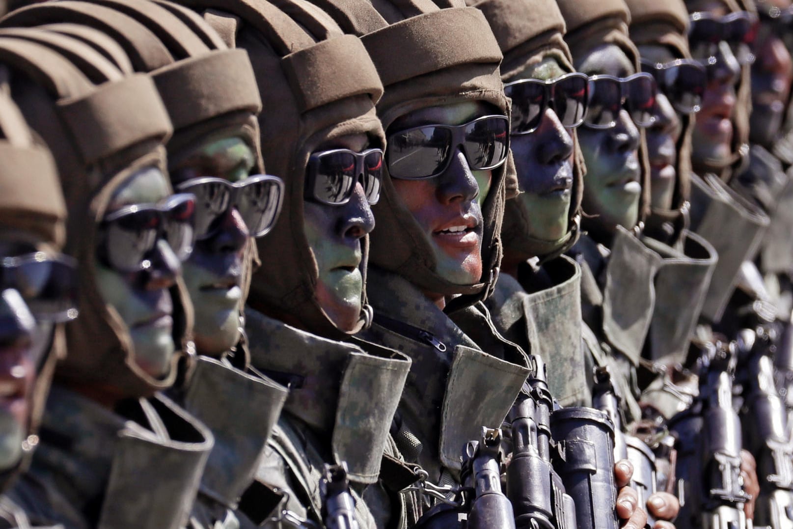 Nordkoreanische Soldaten: Bei der Parade zum 70. Gründungstag Nordkoreas wurden keine Interkontinentalraketen präsentiert.