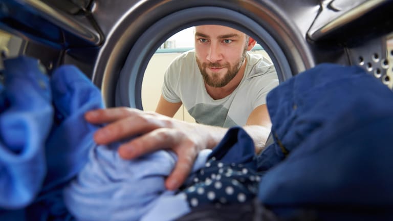 Klamotten waschen: Mit ein paar einfachen Tricks wird die Wäsche sauberer – und Sie sparen auch noch Geld.