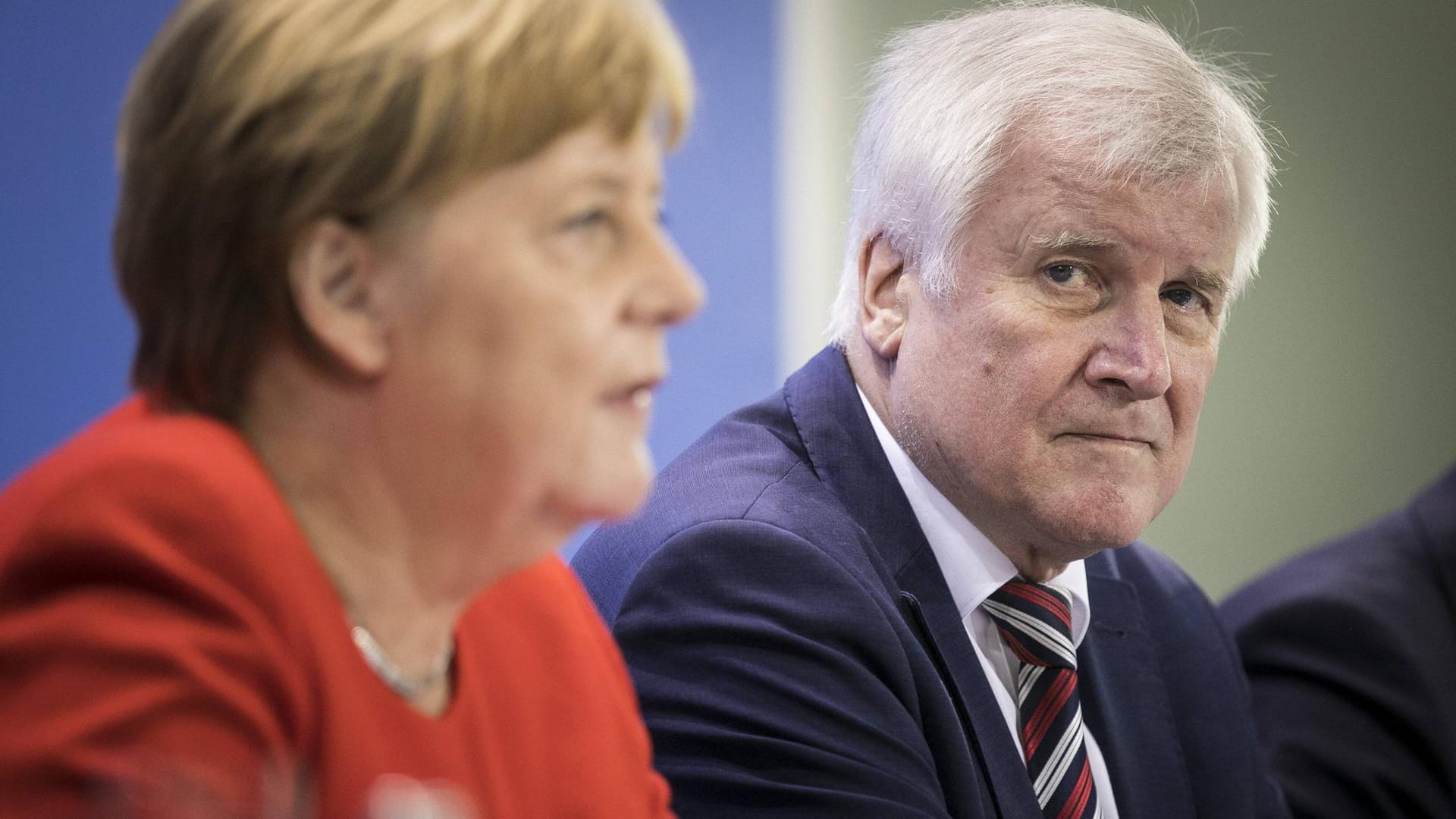 Bundeskanzlerin Angela Merkel (CDU) und Innenminister Horst Seehofer (CSU) auf einer Pressekonferenz: Seehofer brachte mit Vorstößen im Maaßen-Streit und in der Flüchtlingspolitik mehrfach das Fortbestehen der Großen Koalition in Gefahr.