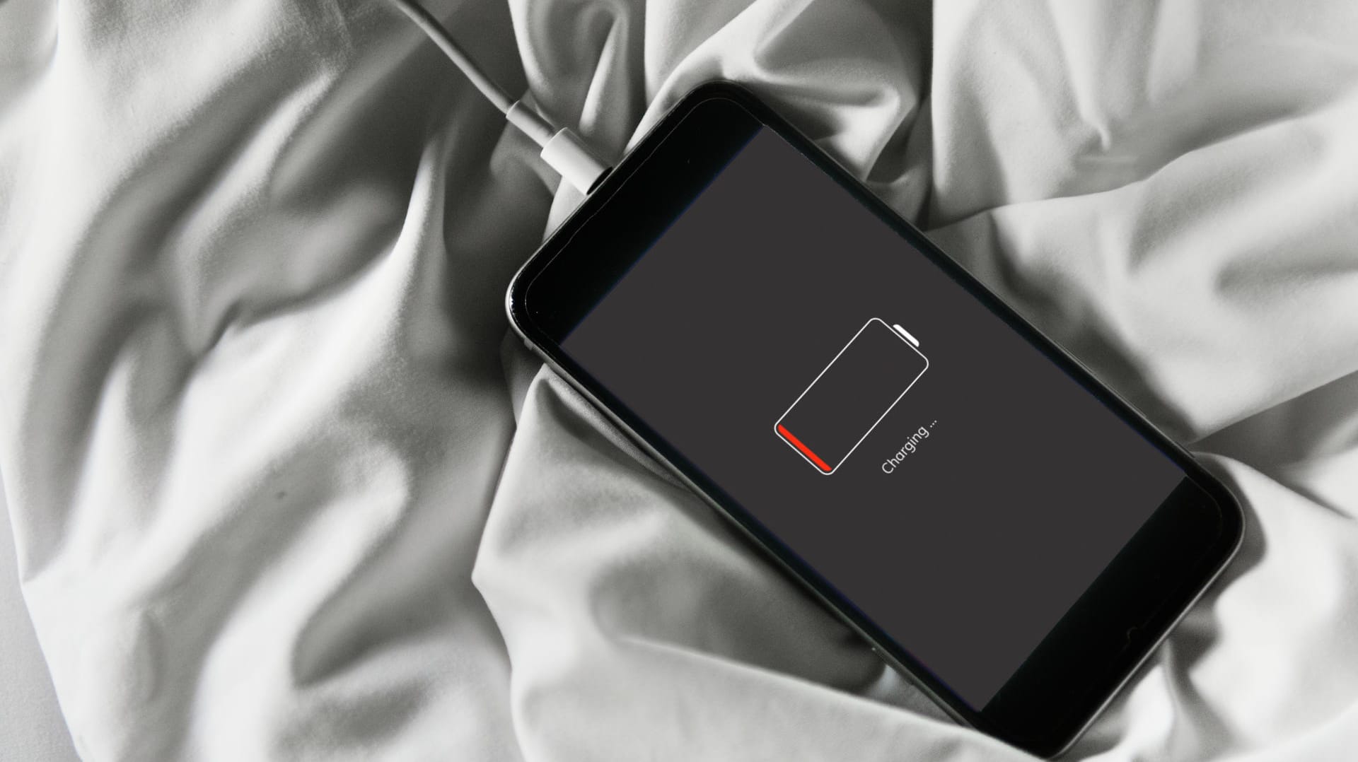 Ein Smartphone lädt auf: Aus Sicherheitsgründen sollten Sie das Gerät nicht im Bett laden.