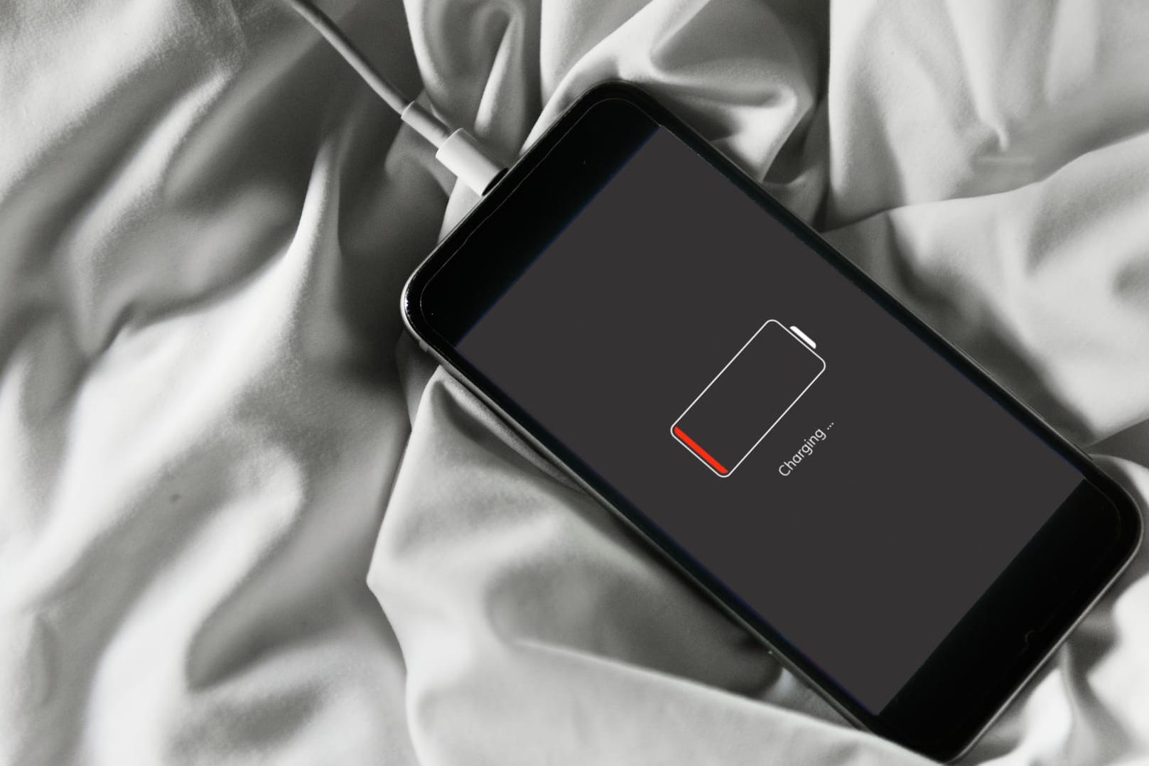 Ein Smartphone lädt auf: Aus Sicherheitsgründen sollten Sie das Gerät nicht im Bett laden.