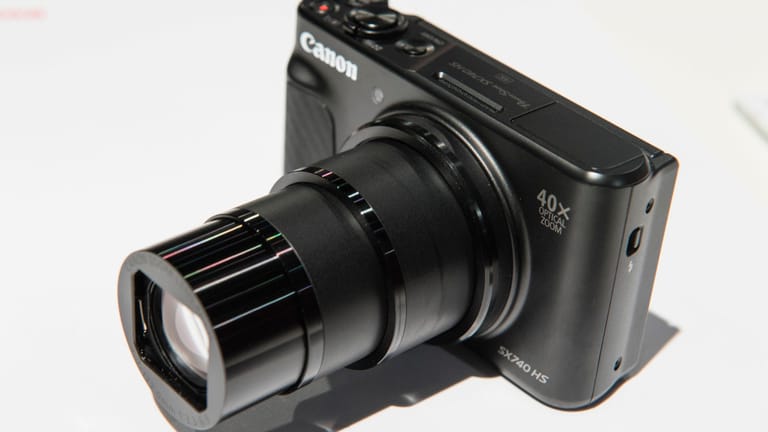 Sie kann auch 4K-Videos: Die kompakte Canon Powershot SX740 HS ist nur vier Zentimeter dünn und 300 Gramm leicht.